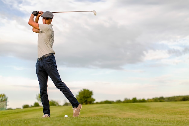 Foto homem jovem, golfe jogando