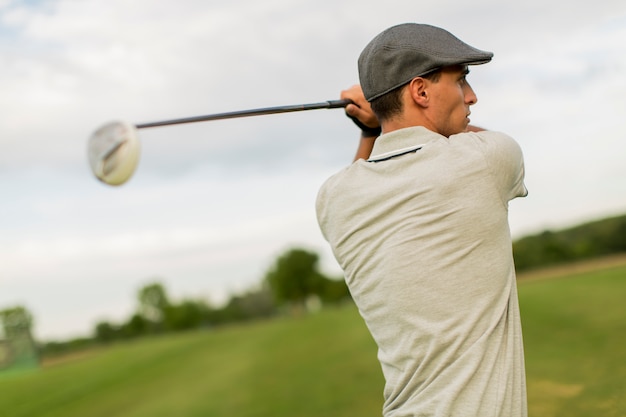 Homem jovem, golfe jogando