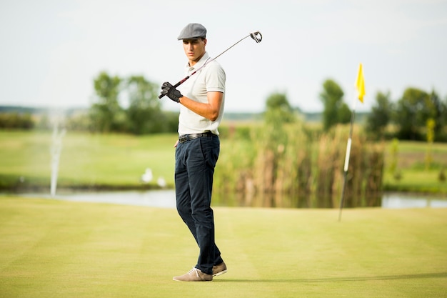 Homem jovem, golfe jogando