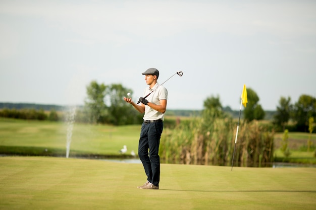 Homem jovem, golfe jogando