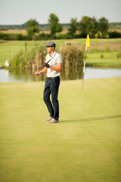 Homem jovem, golfe jogando