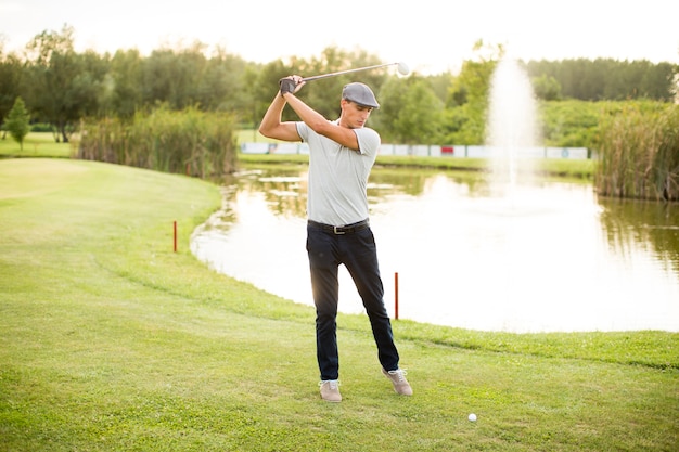 Homem jovem, golfe jogando