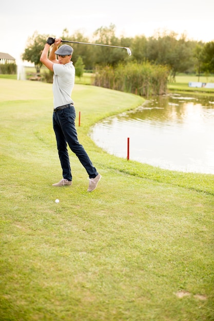 Homem jovem, golfe jogando