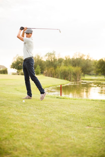 Homem jovem, golfe jogando