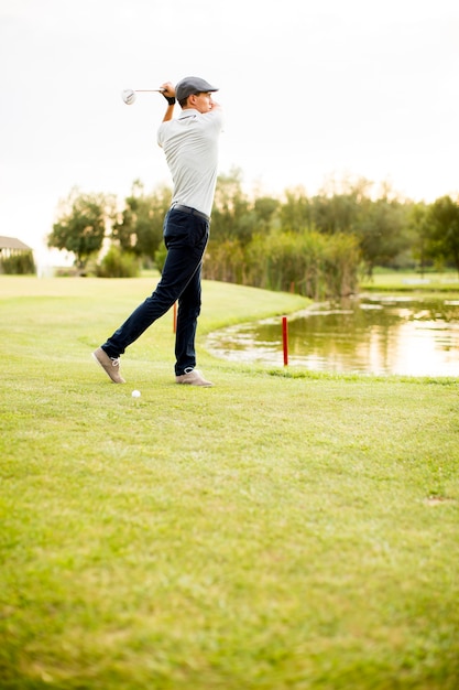 Homem jovem, golfe jogando