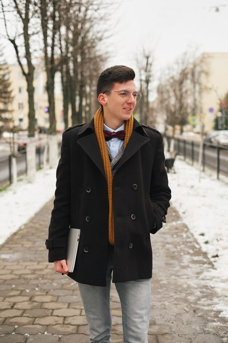 Foto homem jovem hippie com laptop na mão com um olhar urbano na cidade