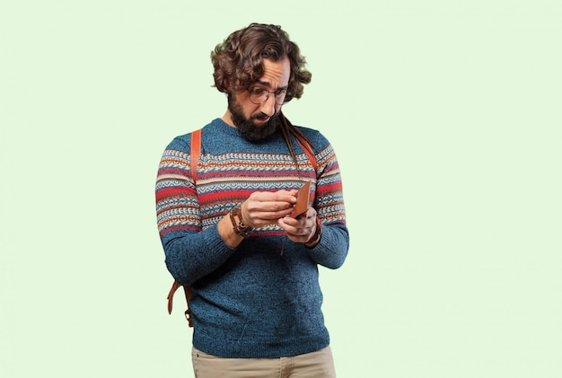 Homem jovem hippie com uma carteira