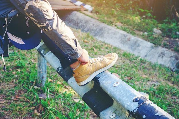 homem jovem hipster mãos amarrar cadarços de sapato na rua