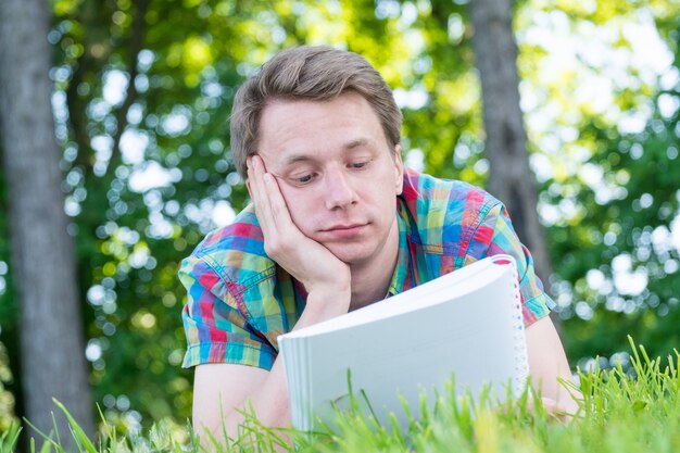 Homem jovem, leitura