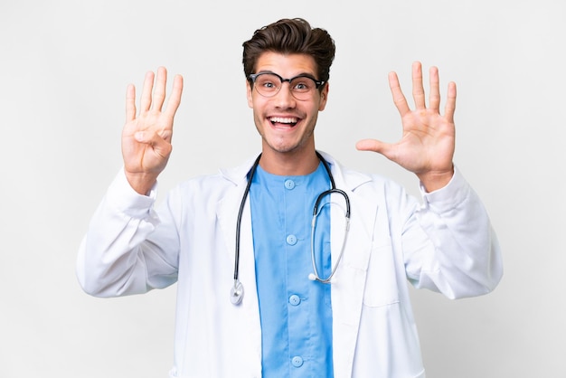 Homem jovem médico sobre fundo branco isolado, contando nove com os dedos