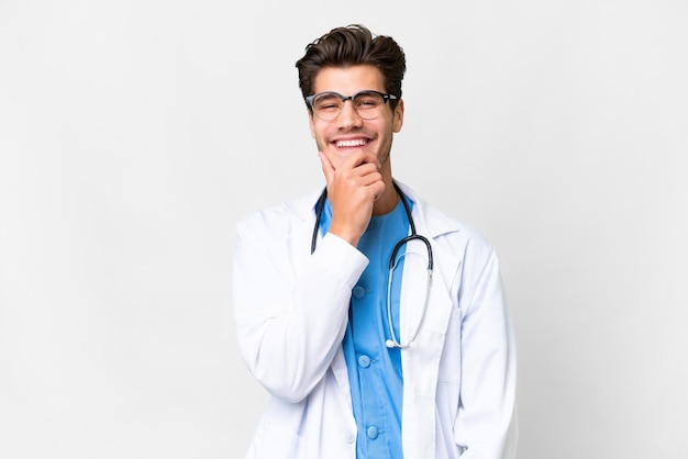Homem jovem médico sobre fundo branco isolado sorrindo