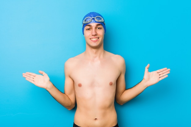 Homem jovem nadador mostrando uma expressão de boas-vindas.