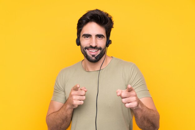 Homem jovem operador de telemarketing