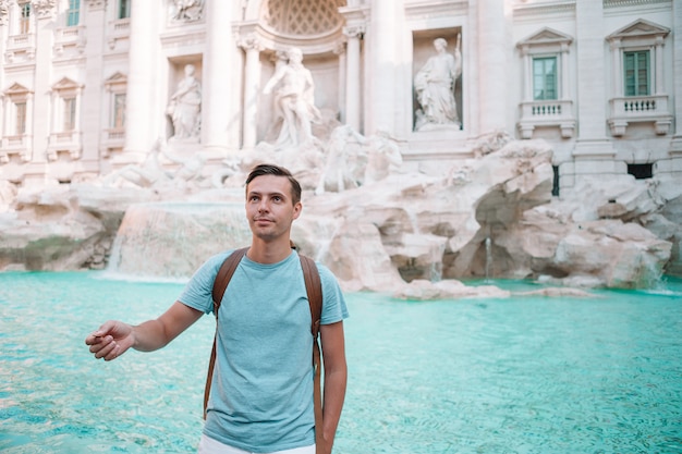 Homem jovem, perto, chafariz, fontana di trevi, com, moedas mãos