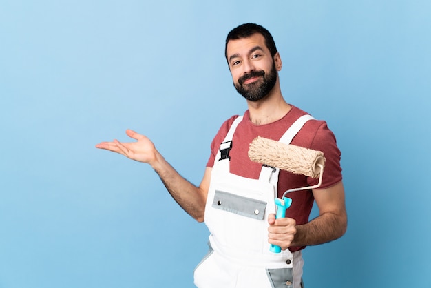 Homem jovem pintor sobre fundo isolado