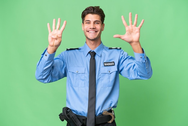 Homem jovem policial sobre fundo isolado, contando nove com os dedos