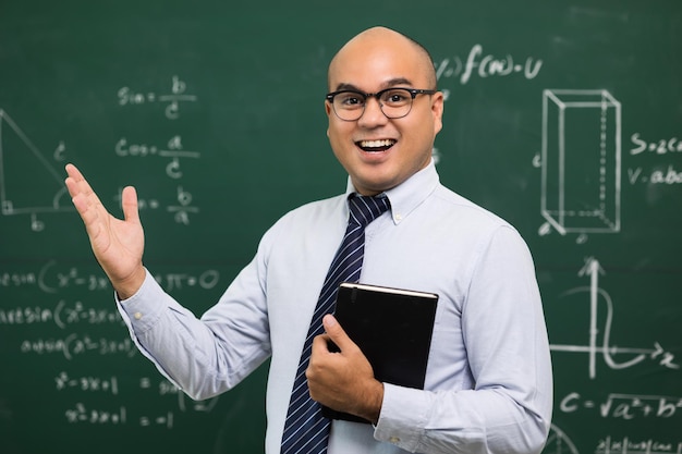 Homem jovem professor asiático ensinando videoconferência com aluno