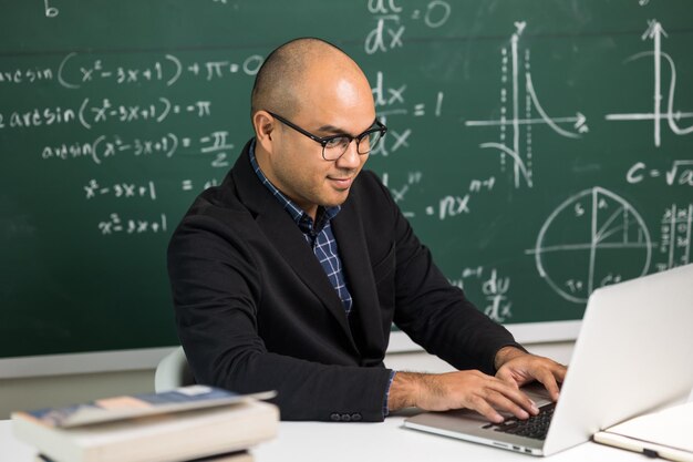 Homem jovem professor indiano sentado ensinando videoconferência online transmissão ao vivo por laptop