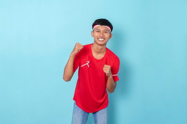 Homem jovem rapaz asiático vestindo camisa e bandana animado para comemorar o dia da independência indonésia