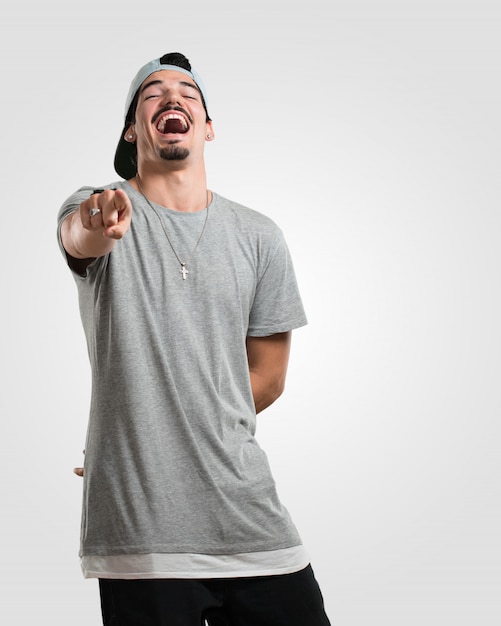 Homem jovem rapper gritando, rindo e tirando sarro de outro, conceito de escárnio e descontrole