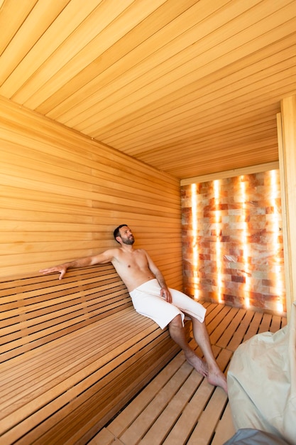 Homem jovem, relaxante, em, a, sauna