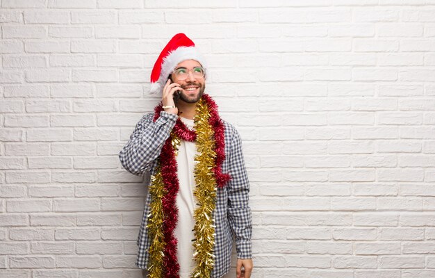 Homem jovem, sentando, com, presentes, celebrando, natal, sonhar, de, alcançar, objetivos, e, finalidades