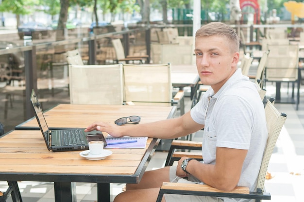 Homem jovem, sentando, em, café