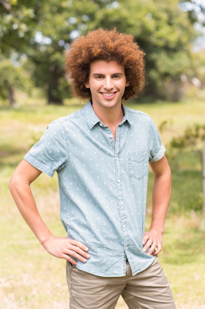 Homem jovem, sorrindo, câmera, parque