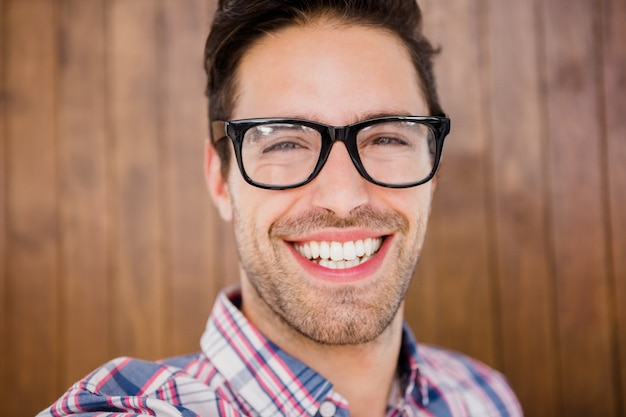 Homem jovem, sorrindo câmera