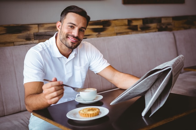 Homem jovem, tendo, xícara café, e, comer, massa