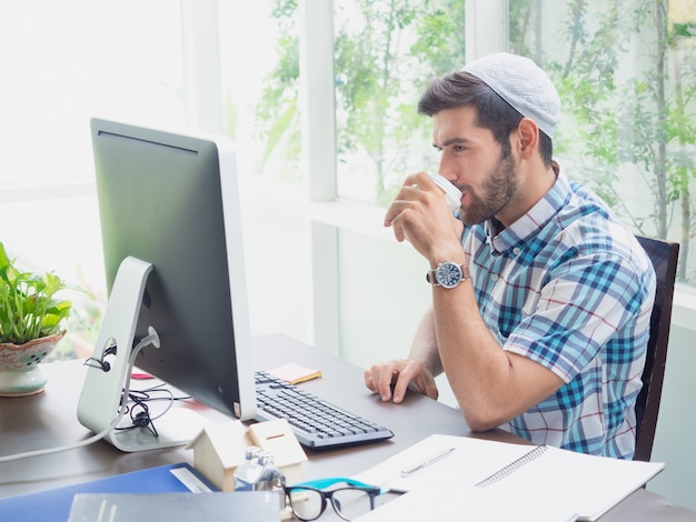 Homem jovem, trabalhando casa, com, café