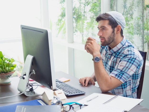 Homem jovem, trabalhando casa, com, café