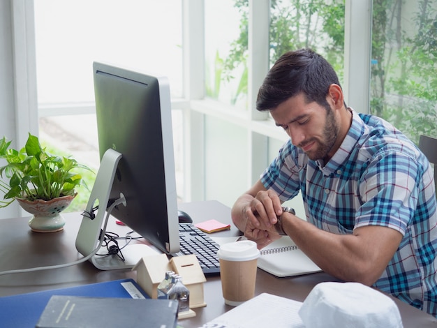 Homem jovem, trabalhando casa, e, relógio