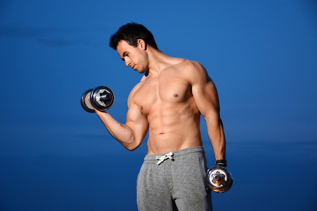 Homem jovem, treinamento, com, dumbbells