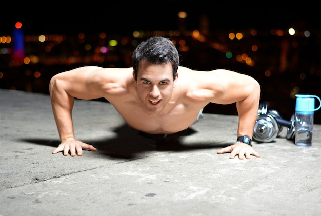 Homem jovem, treinamento, com, dumbbells