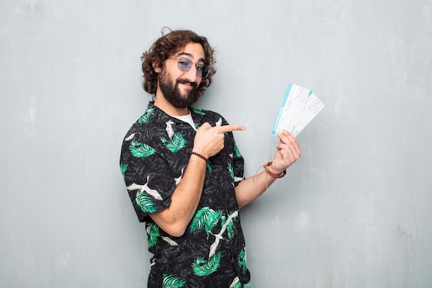 Homem jovem turista com bilhetes de embarque