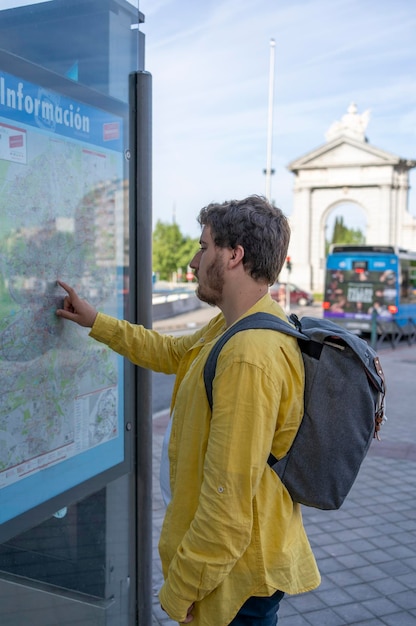 Homem jovem turista em Madrid