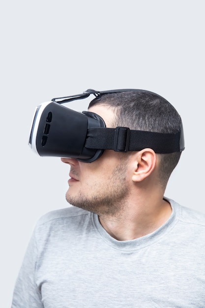 Homem jovem, usando, vr, headset, experimentando, virtual, realidade