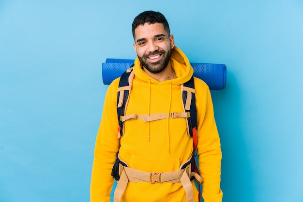 Homem jovem viajante árabe mochileiros feliz, sorridente e alegre.