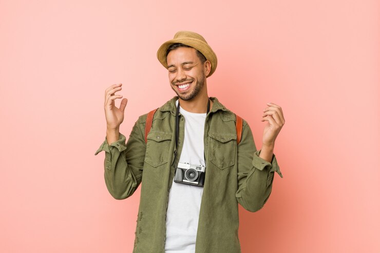 Foto homem jovem viajante filipino alegre rindo muito. felicidade.