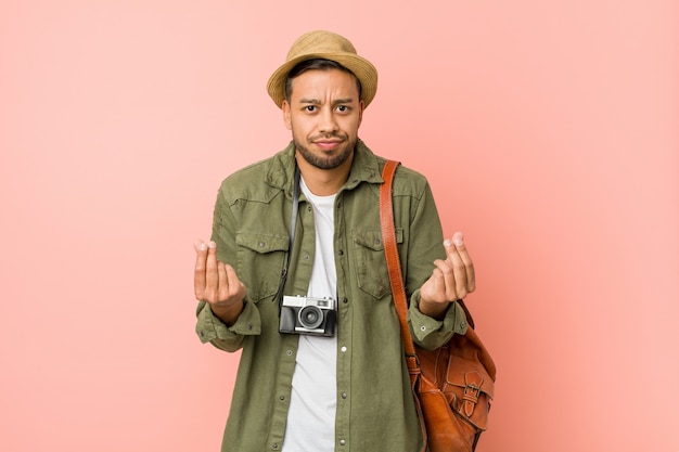 Foto homem jovem viajante filipino, mostrando que ela não tem dinheiro.