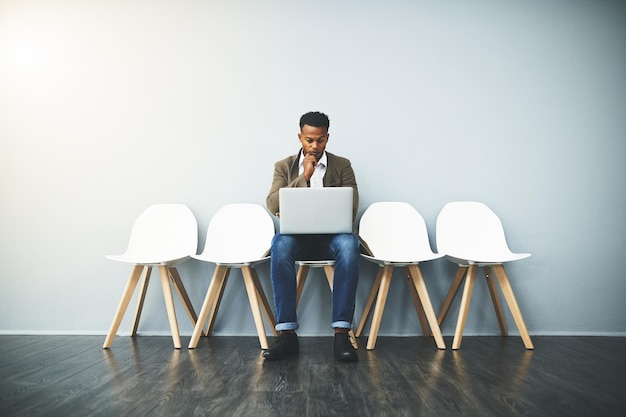 Homem laptop e linha para entrevista por parede com leitura pensamento e pesquisa para recrutamento com espaço de maquete Pessoa computador e fila com currículo e-mail ou onboarding na agência de recursos humanos