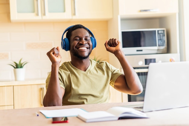 Homem latino-americano freelancer usando laptop estudando online trabalhando em casa