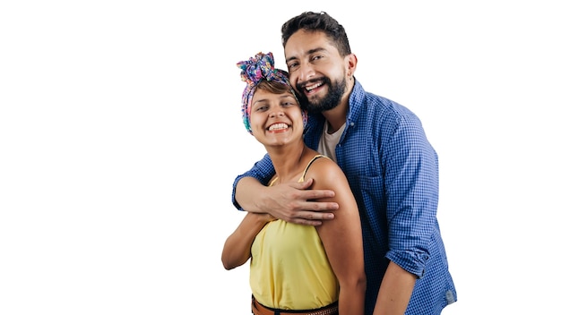 homem latino e mulher abraçando e feliz, sobre fundo branco