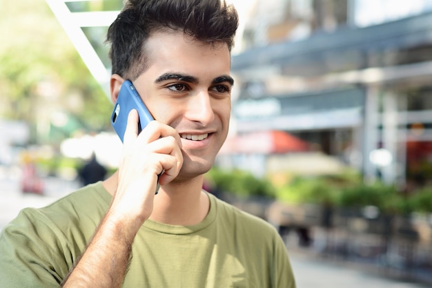 Foto homem latino, falando telefone