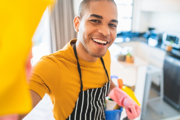 Foto homem latino limpeza nova casa.