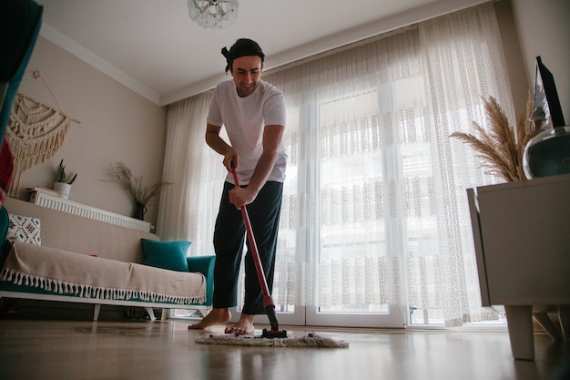 Homem lavando o chão Conceito de tarefas domésticas