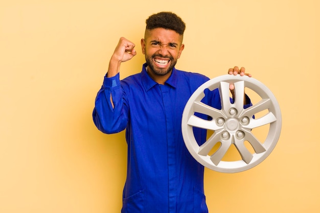 Foto homem legal afro gritando agressivamente com um conceito de reparador de bicicleta de expressão irritada