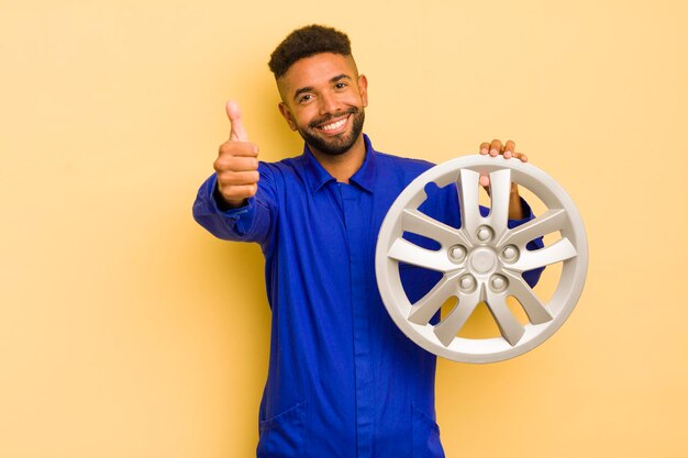 Foto homem legal afro se sentindo orgulhoso sorrindo positivamente com polegares para cima conceito de reparador de bicicletas