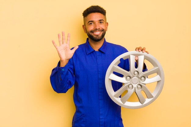 Homem legal afro sorrindo e parecendo amigável, mostrando o conceito de reparador de bicicletas número cinco